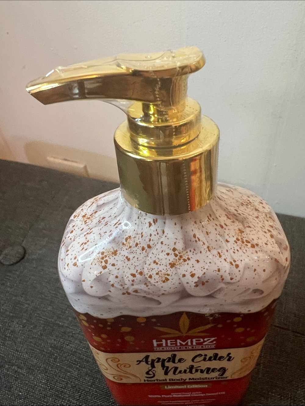 Hempz Apple Cider & Nutmeg Herbal Body Moisturizer - Red and Gold Pump 17 ounces - Picture 2 of 4